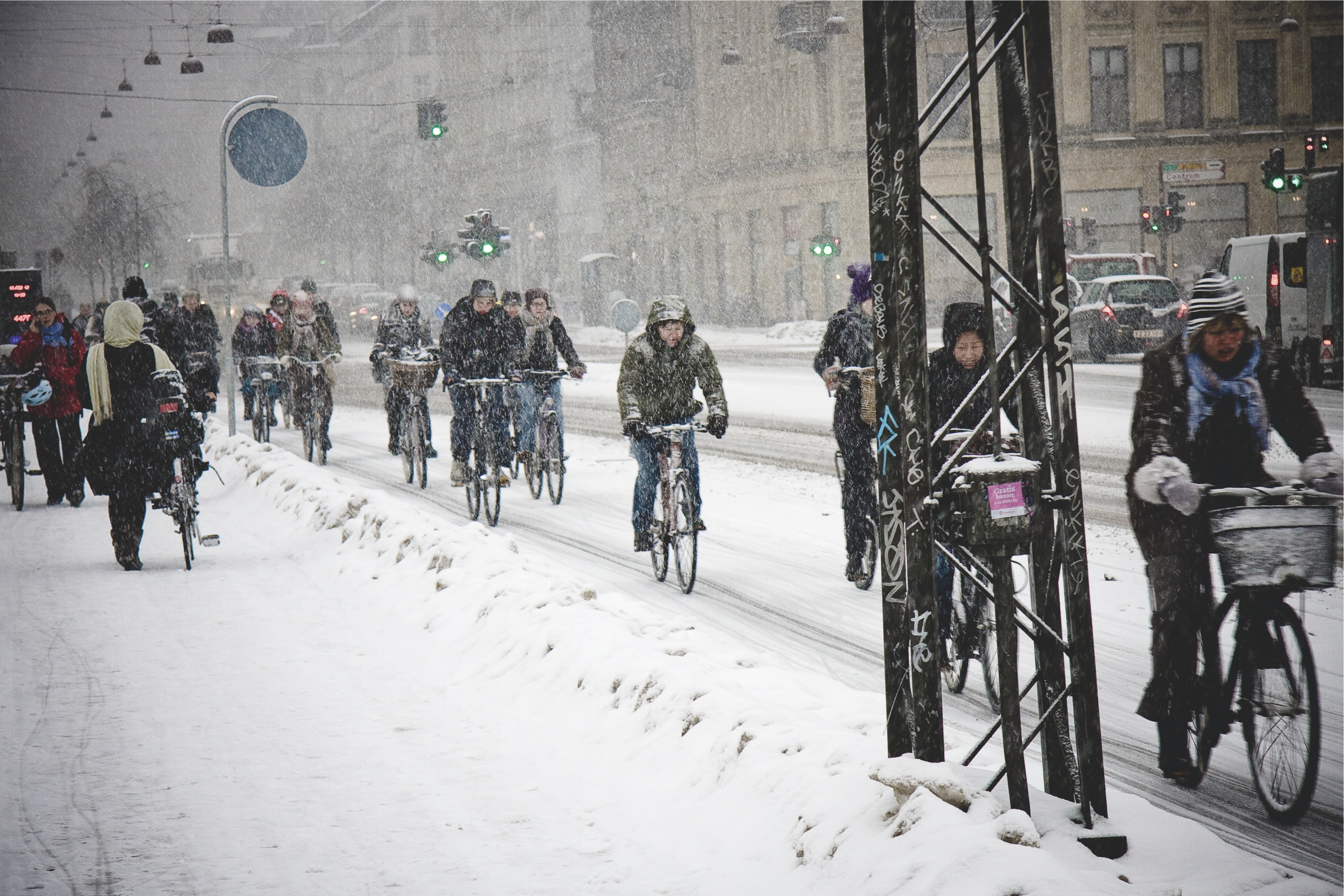 Зима какие велосипеды. Зимний велосипед. Велосипедист зимой. Зимний велосипедист в городе. Велосипед для зимы.